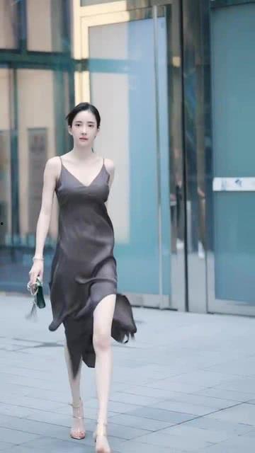 网红小姐姐走路背影照,网红小姐姐的优雅步伐